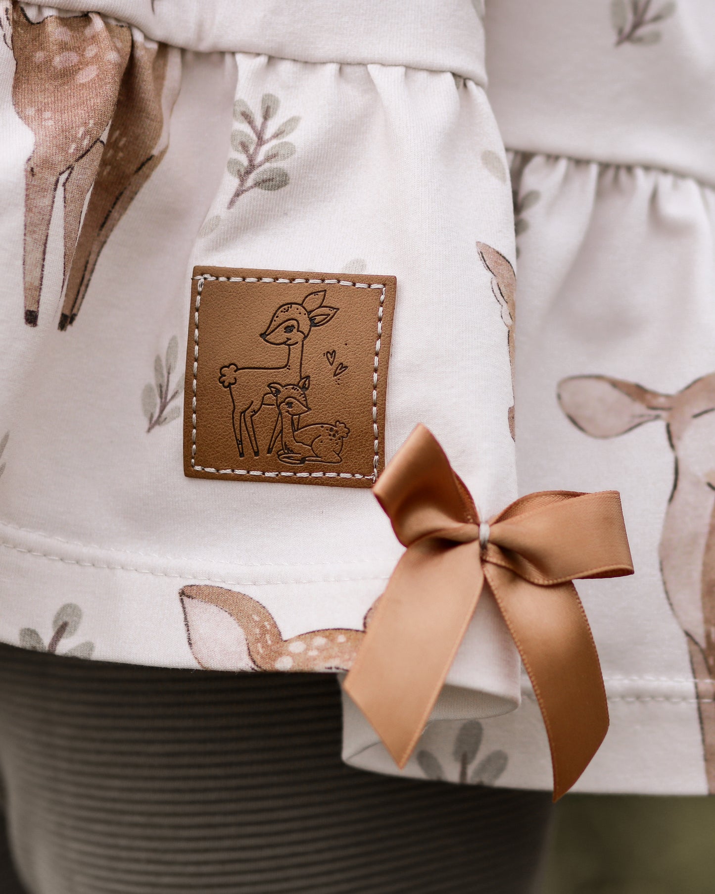 Rehmama mit Rehkitz - Kunstleder Label