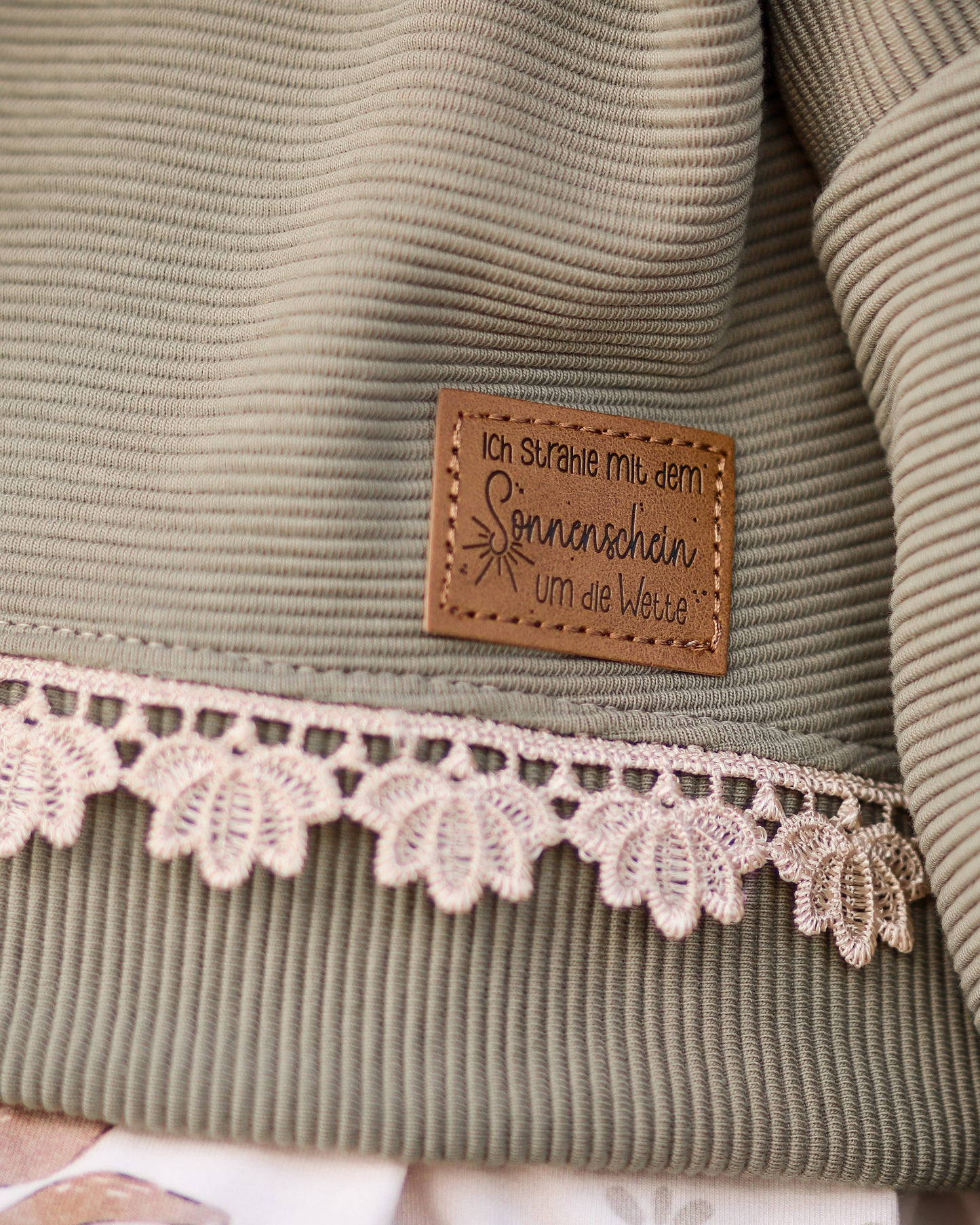 Ich strahle mit dem Sonnenschein um die Wette - Kunstleder Label