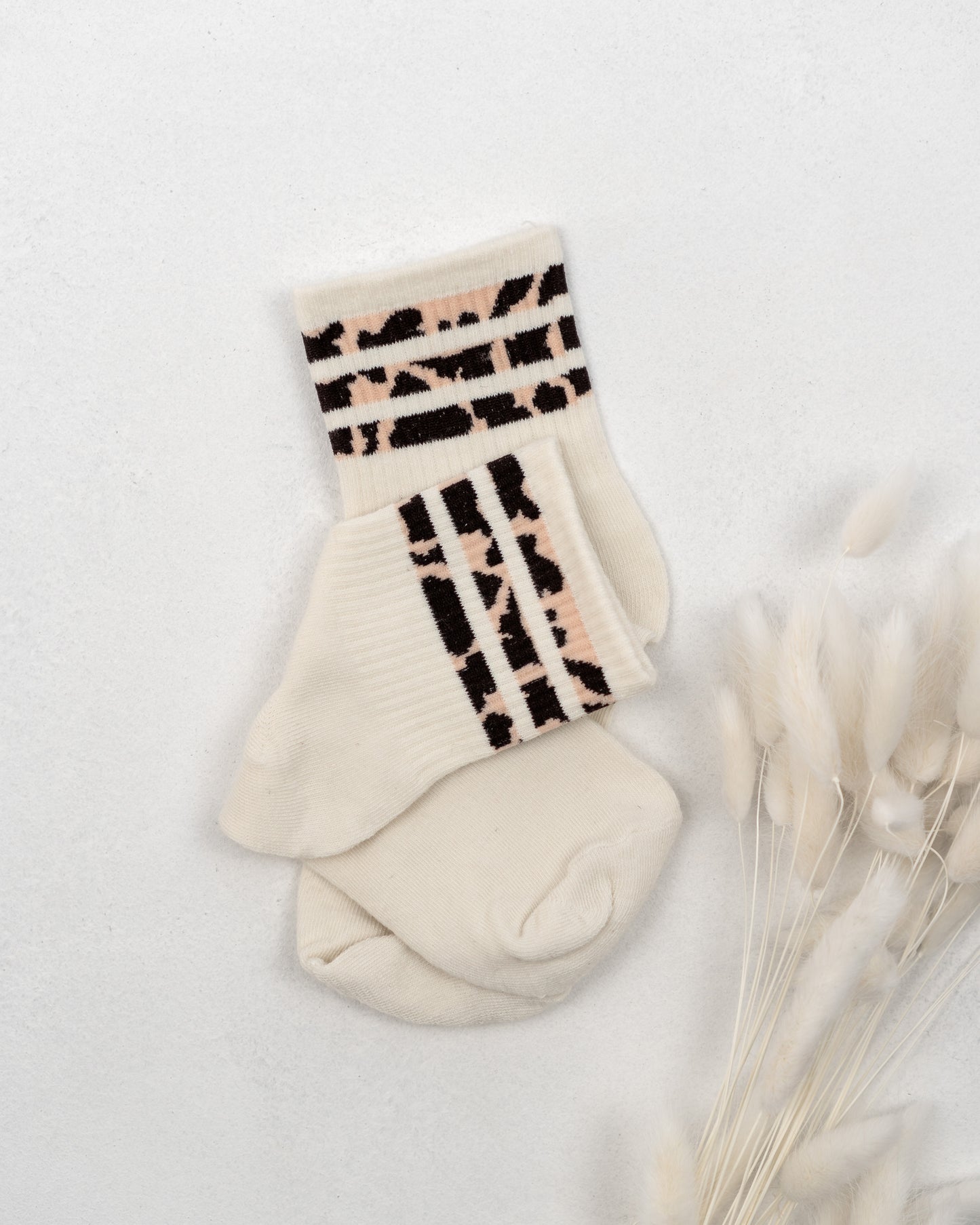 Damen Socken / mit 3 Streifen im Leo Design / creme