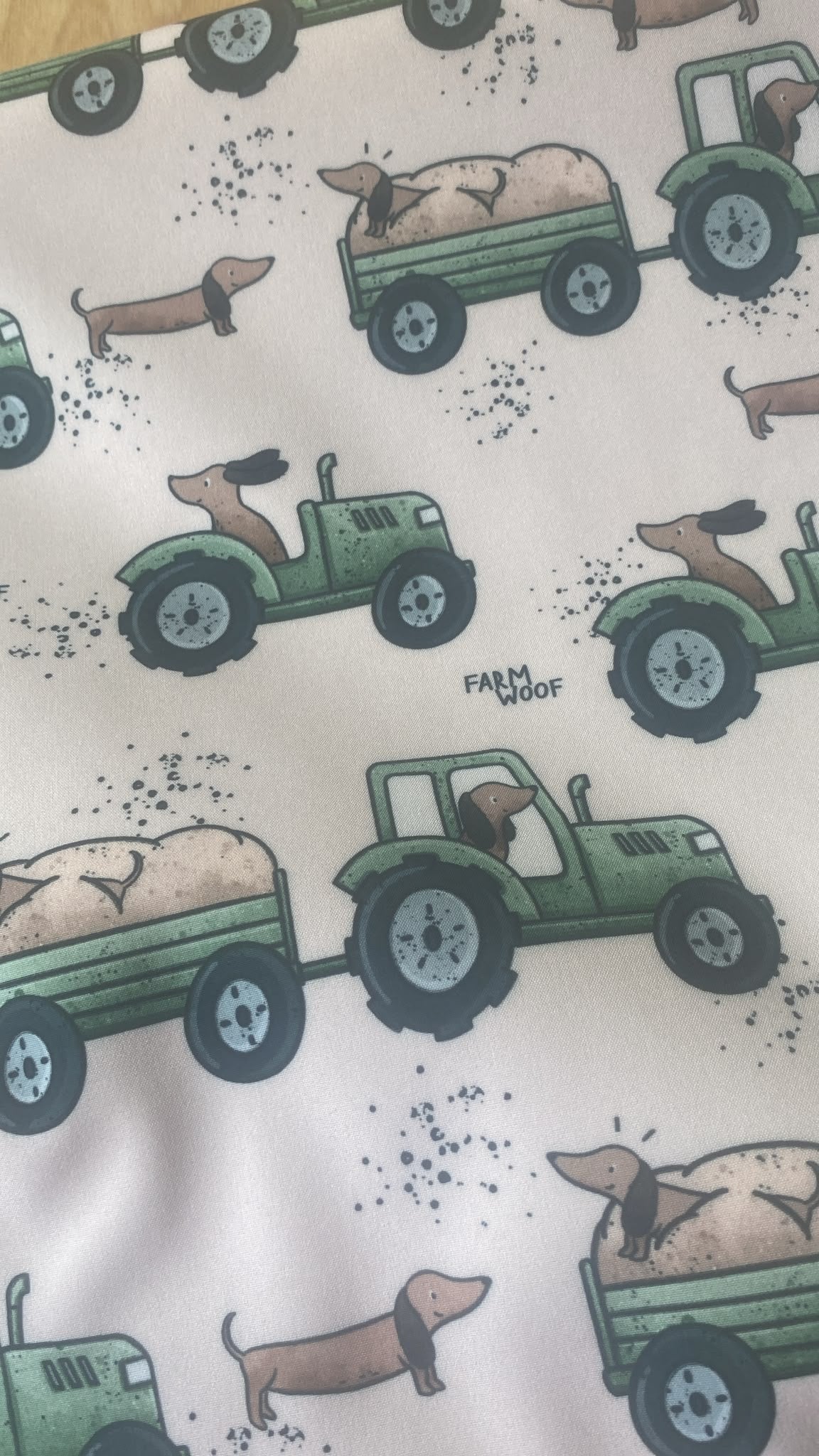 1m Softshell Dackel im grünen Traktor