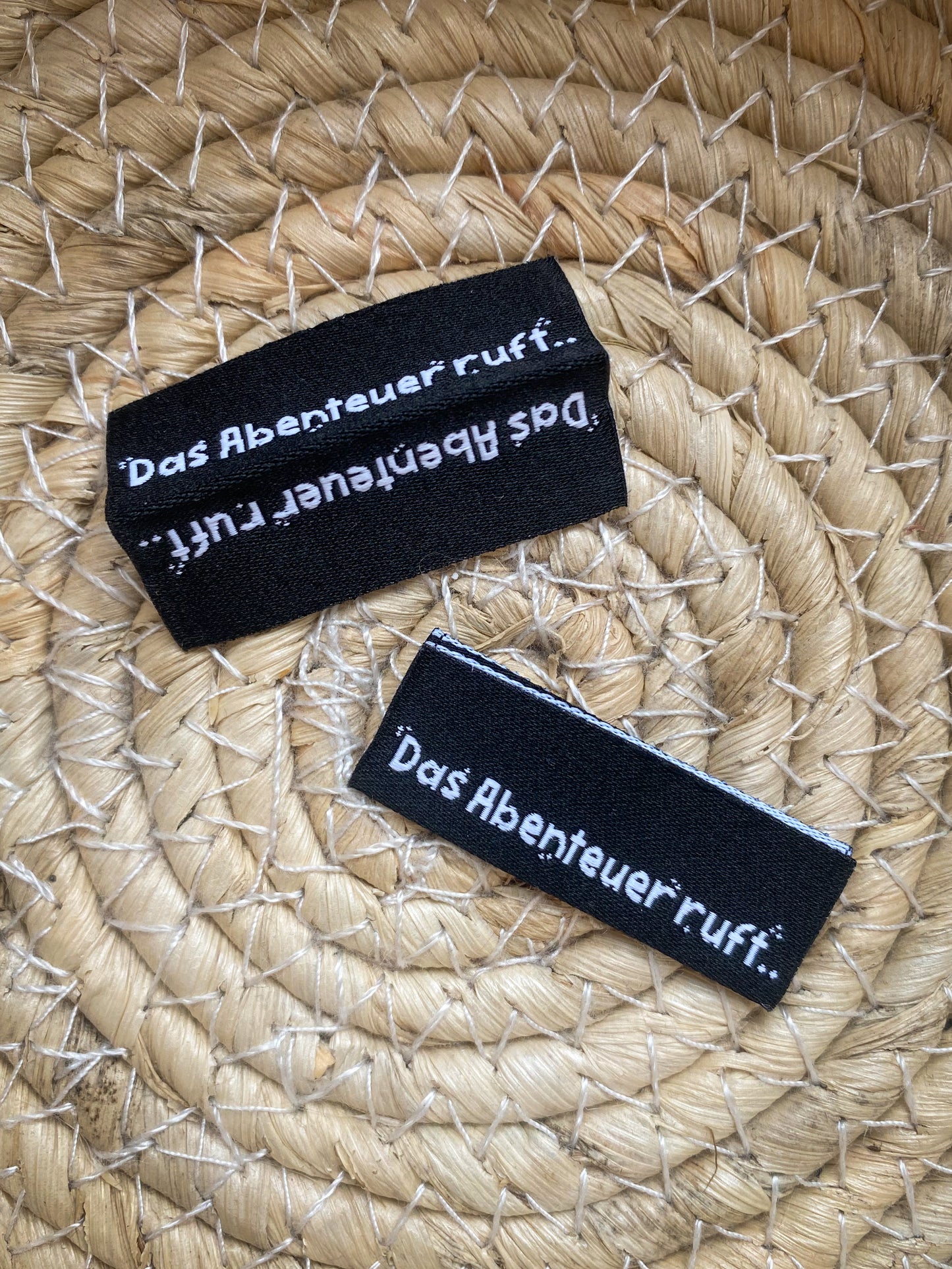 Das Abenteuer ruft - Web Label schwarz