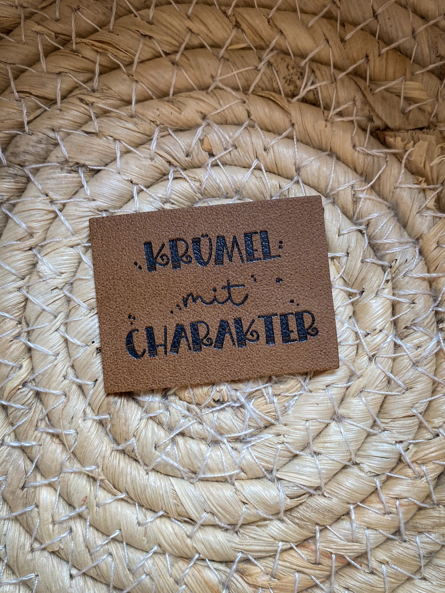 Krümel mit Charakter - Kunstleder Label