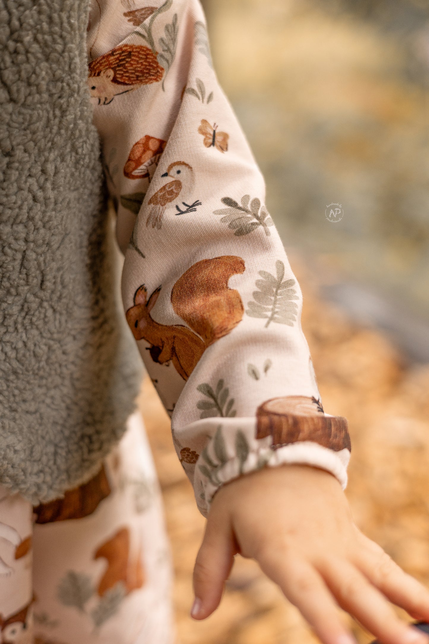 Waldtiere auf der Wiese im Herbst sand - French Terry