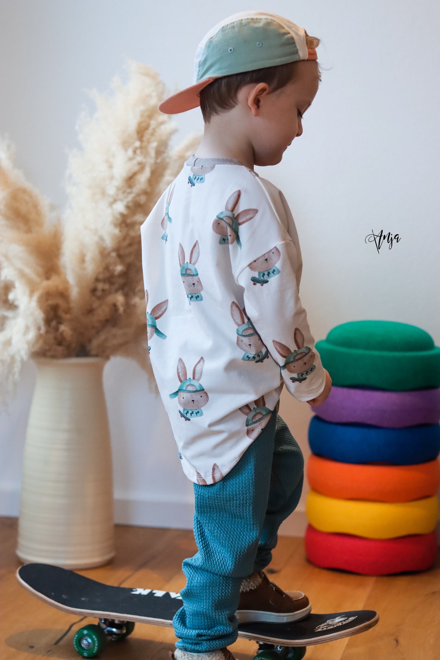 Hasenjunge mit Base Cap - Jersey