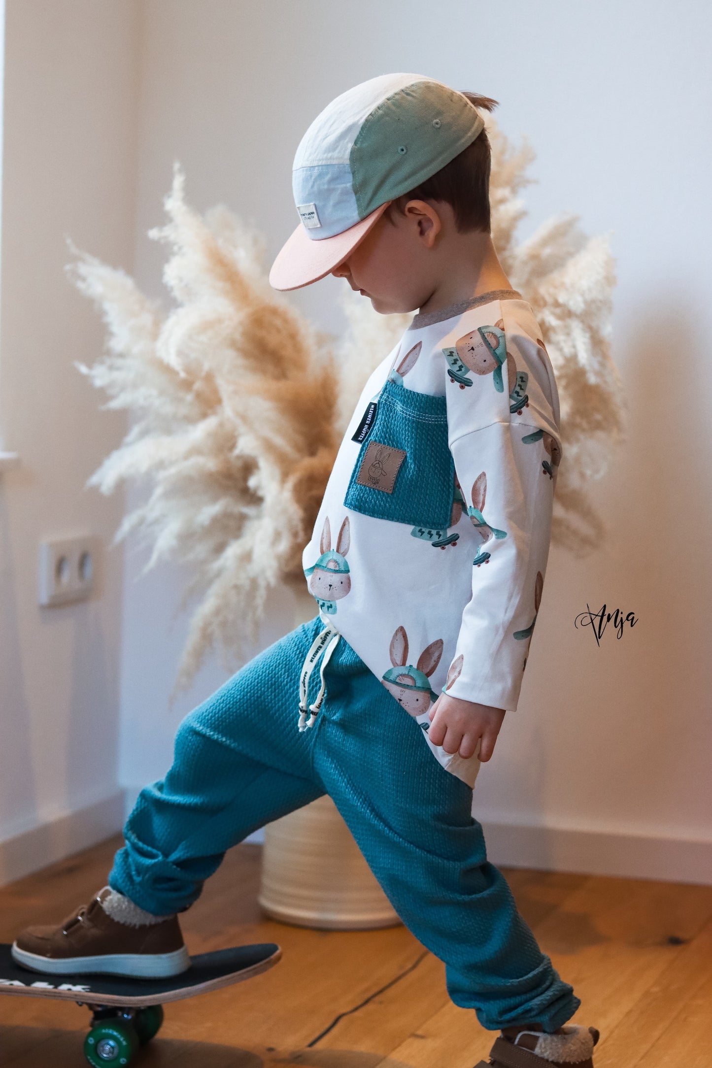 Hasenjunge mit Basecap- Kunstleder Label
