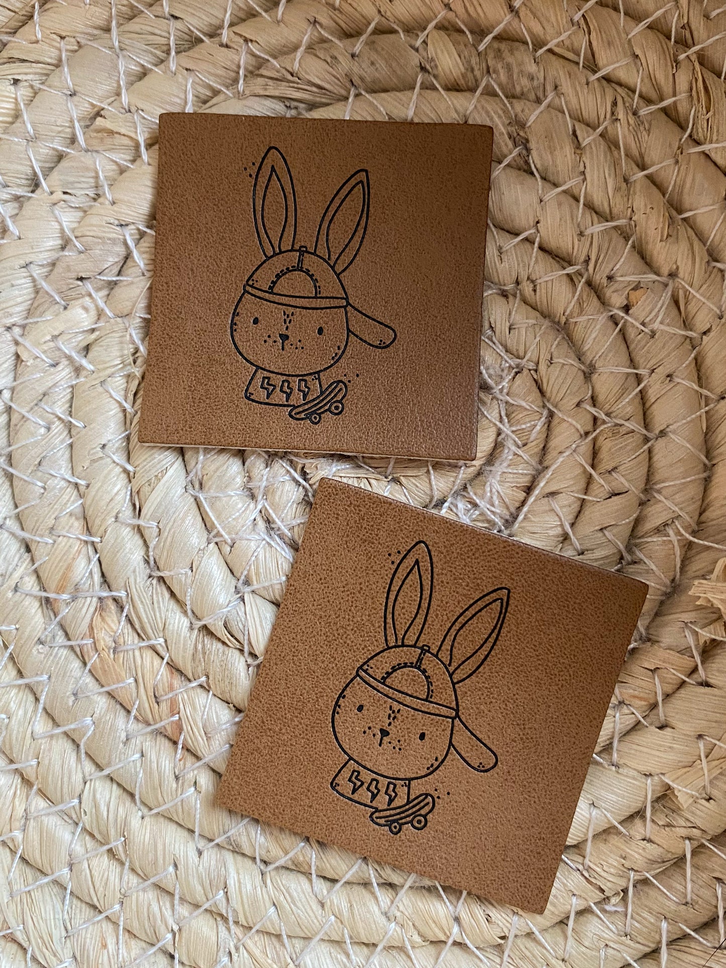 Hasenjunge mit Basecap- Kunstleder Label