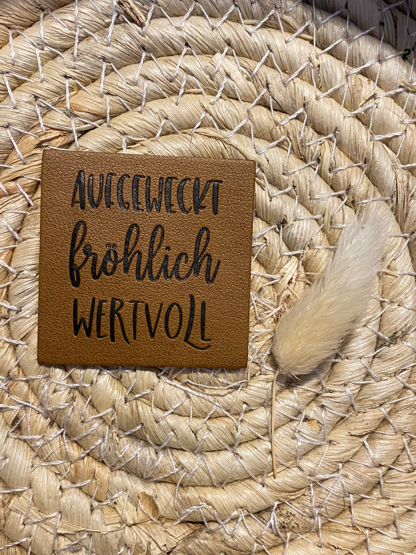 Aufgeweckt, Fröhlich, Wertvoll - Kunstleder Label