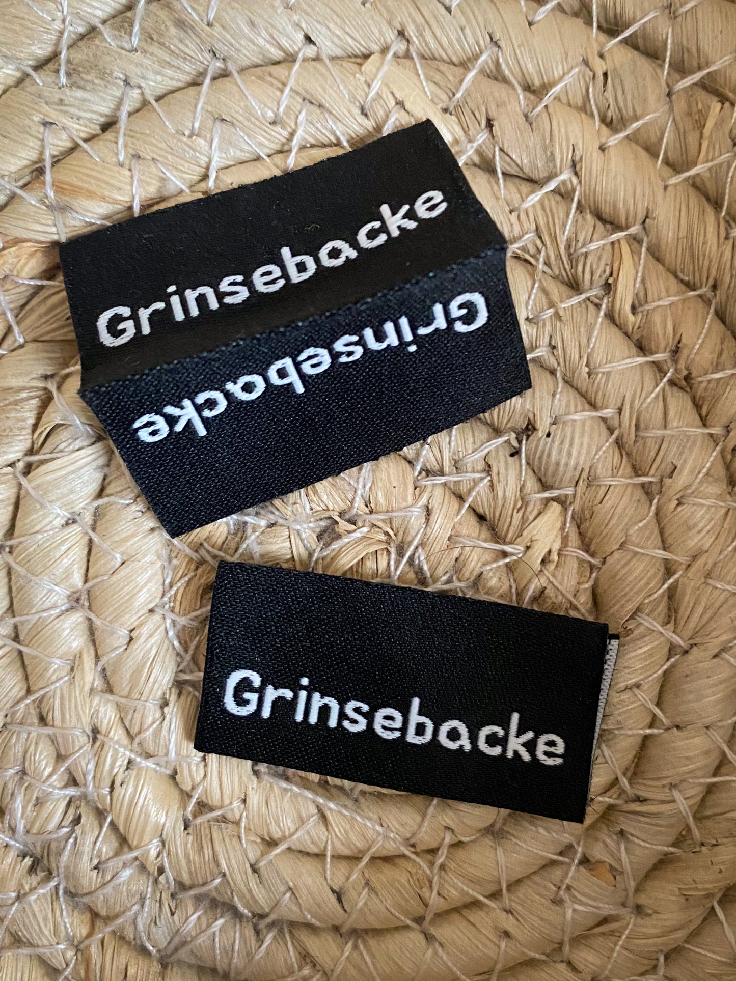 Grinsebacke - schwarzes Web Label