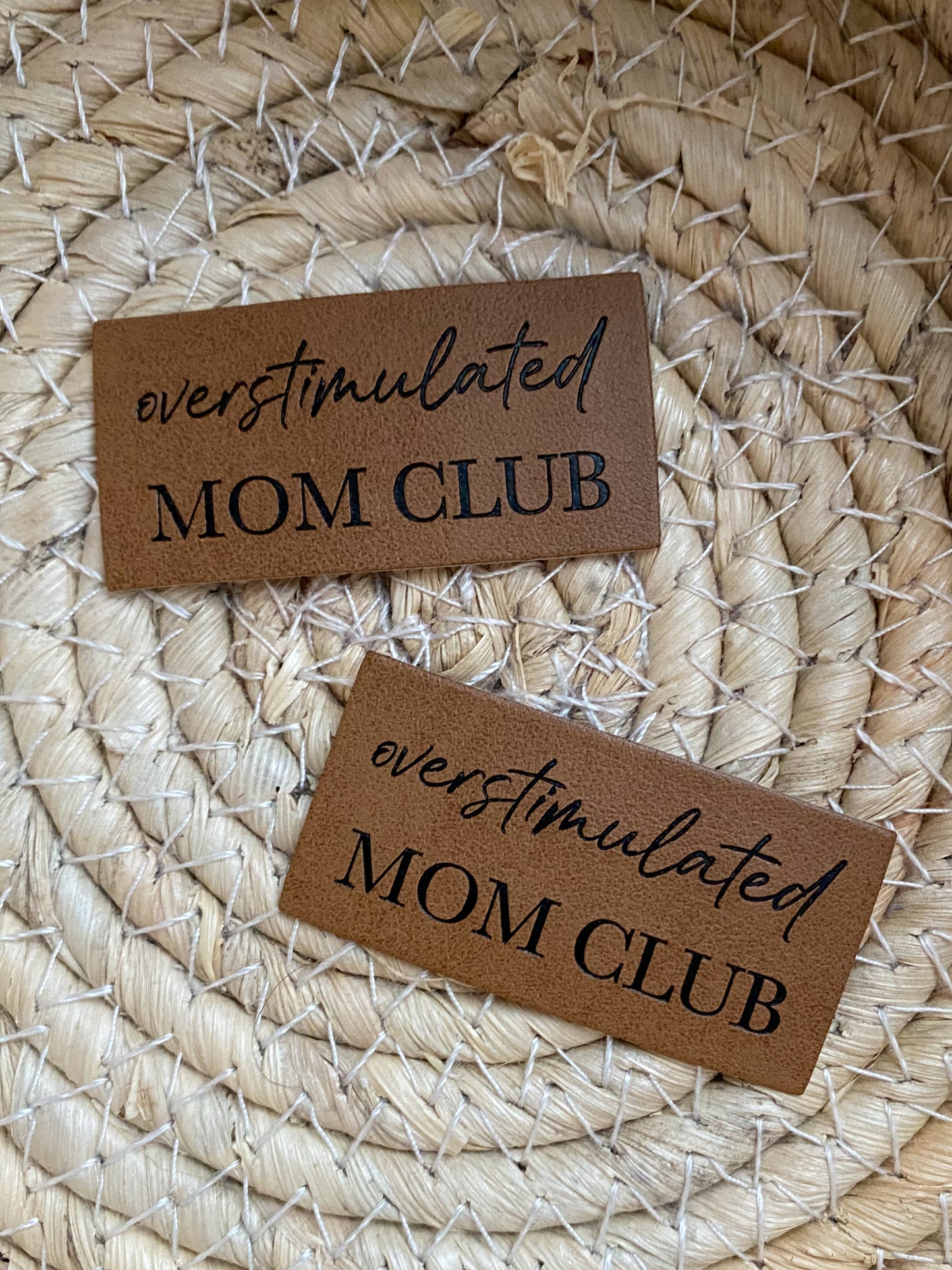 Overstimulated Mom Club - Kunstleder Label