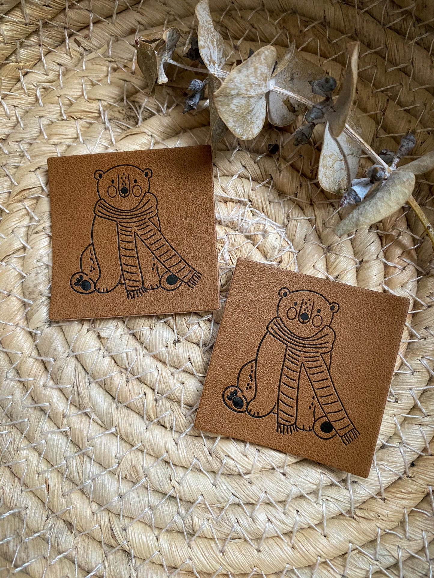 Eisbär mit Schal - Kunstleder Label