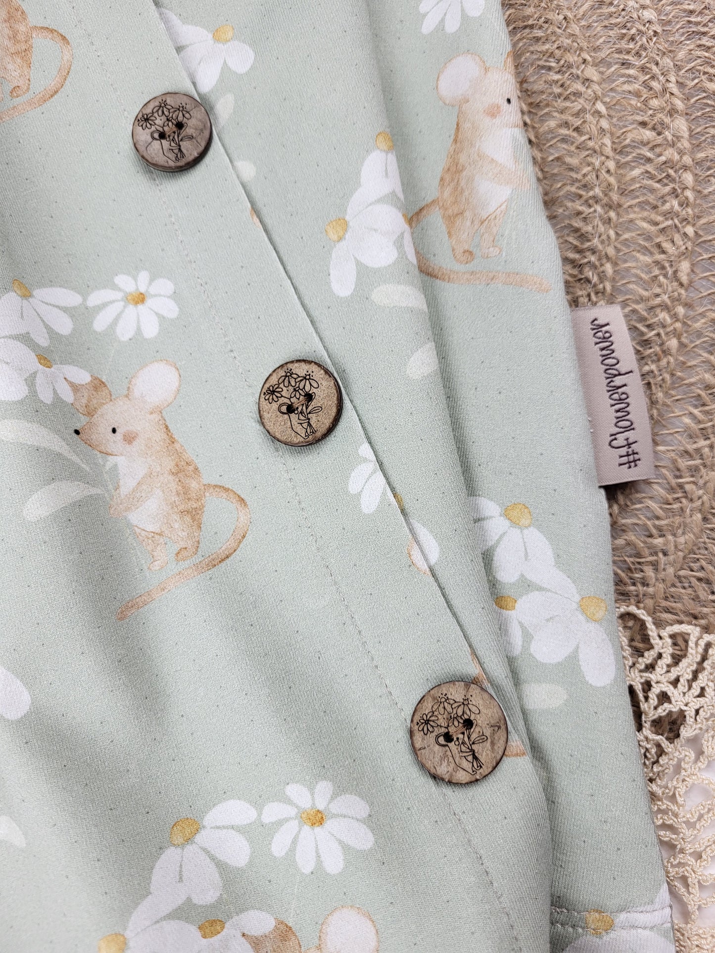 Knopf Maus mit Gänseblümchen