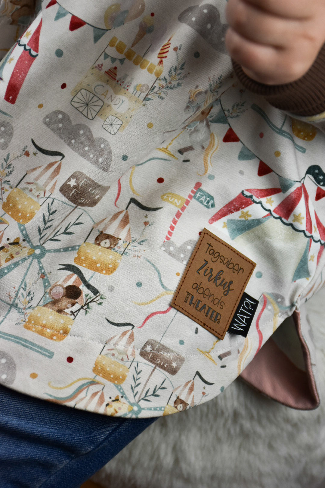 Tagsüber Zirkus Abends Theater Label