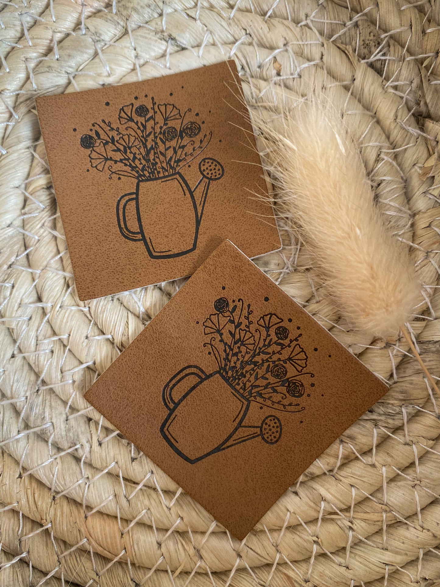 Blumen in einer Gießkanne - Kunstleder Label