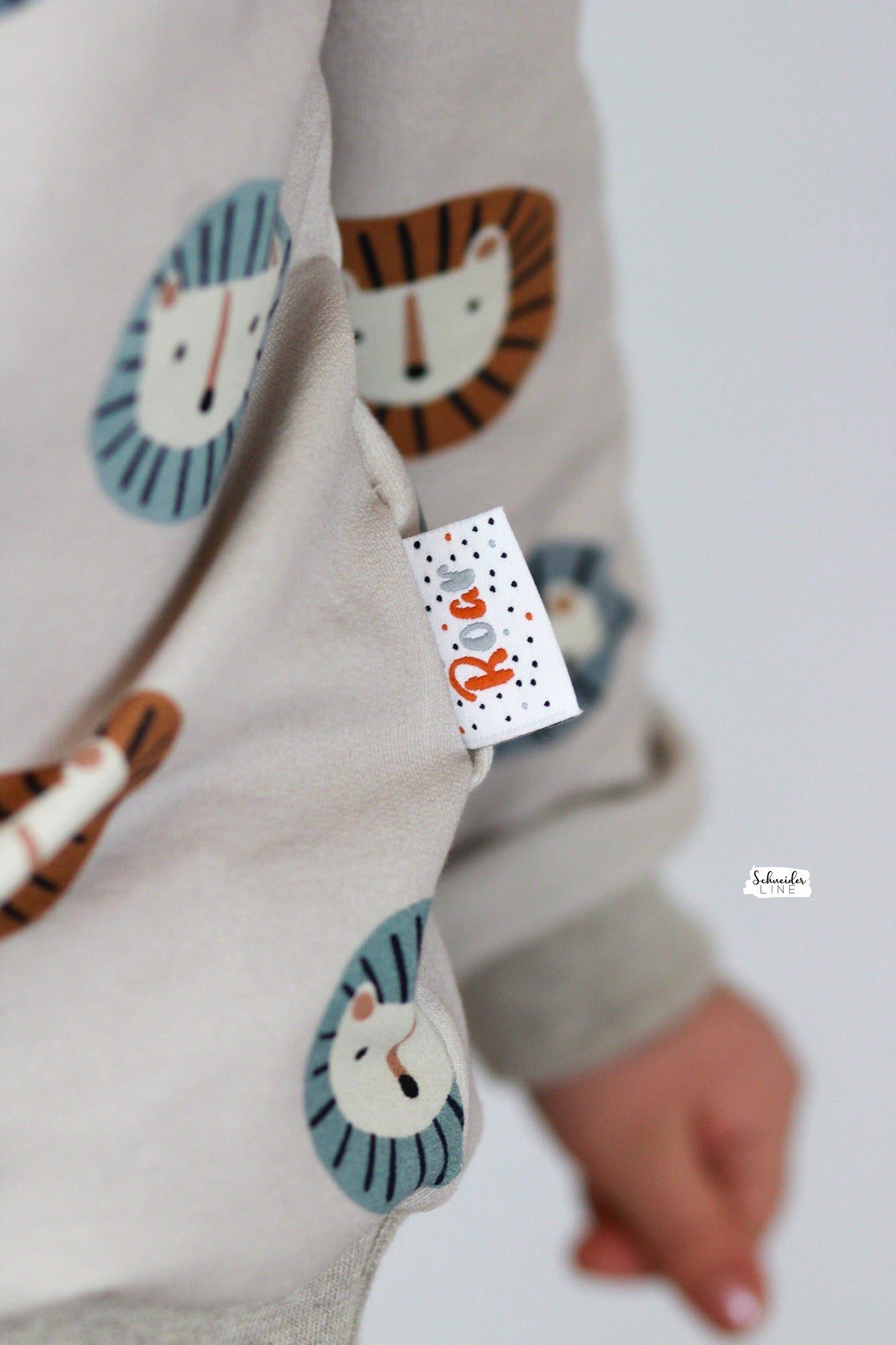 Roar & dots Label