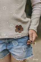 Lade das Bild in den Galerie-Viewer, Little wildflower - Web Label
