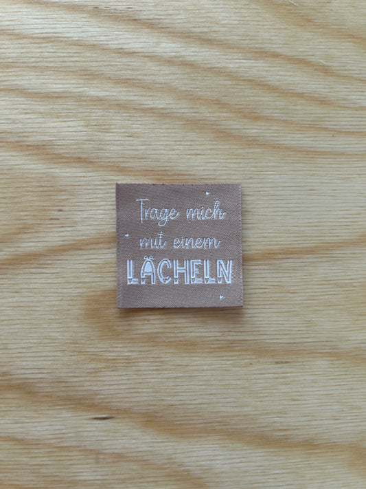 Trage mich mit einem Lächeln - Web Label - 4x4cm
