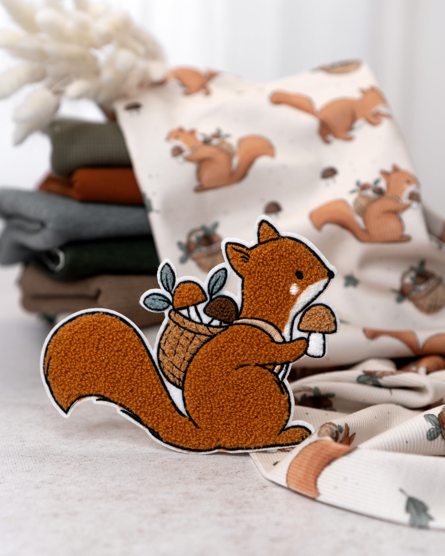 Eichhörnchen mit Körbchen - Chenille Patch