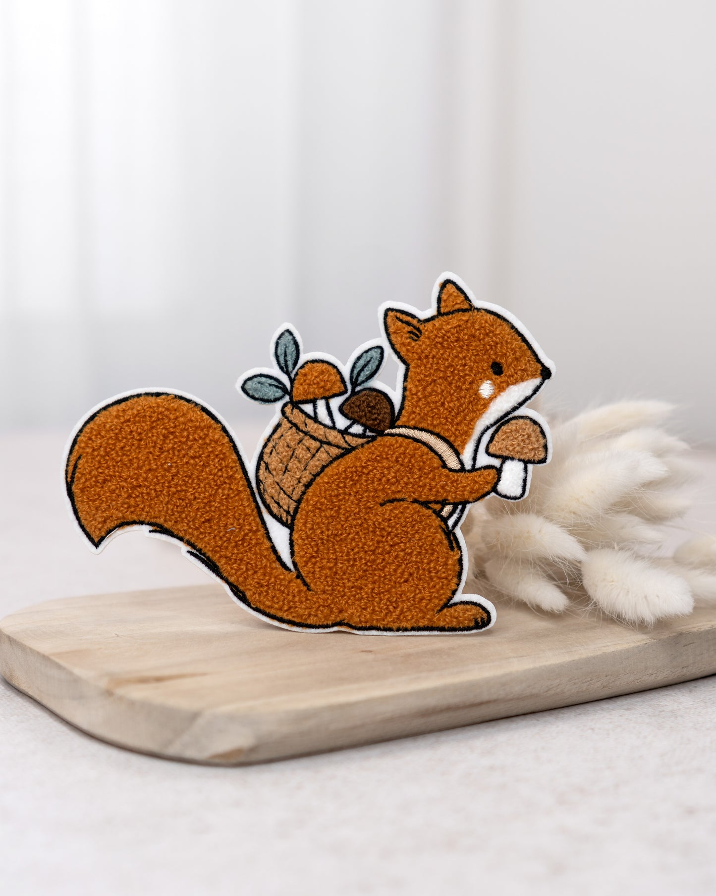 Eichhörnchen mit Körbchen - Chenille Patch