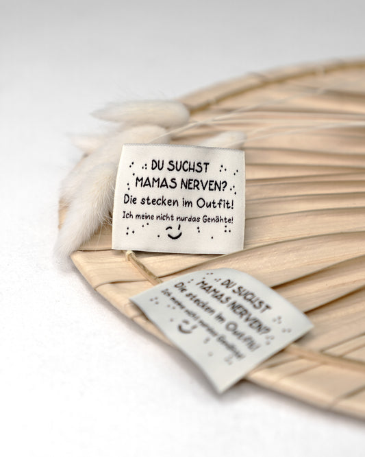 Du suchst Mamas Nerven? Die stecken im ... - Web Label - 4x5cm