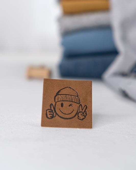 Winter Smiley mit Mütze - Kunstleder Label