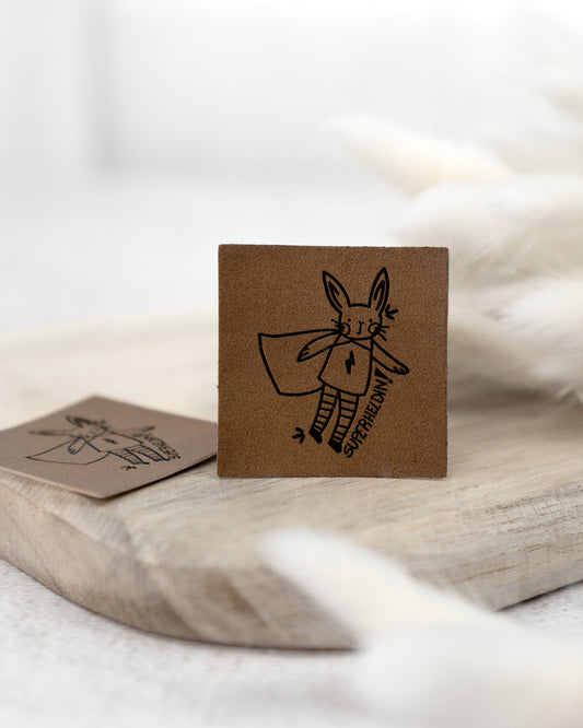 Superheldin Hase - Kunstleder Label