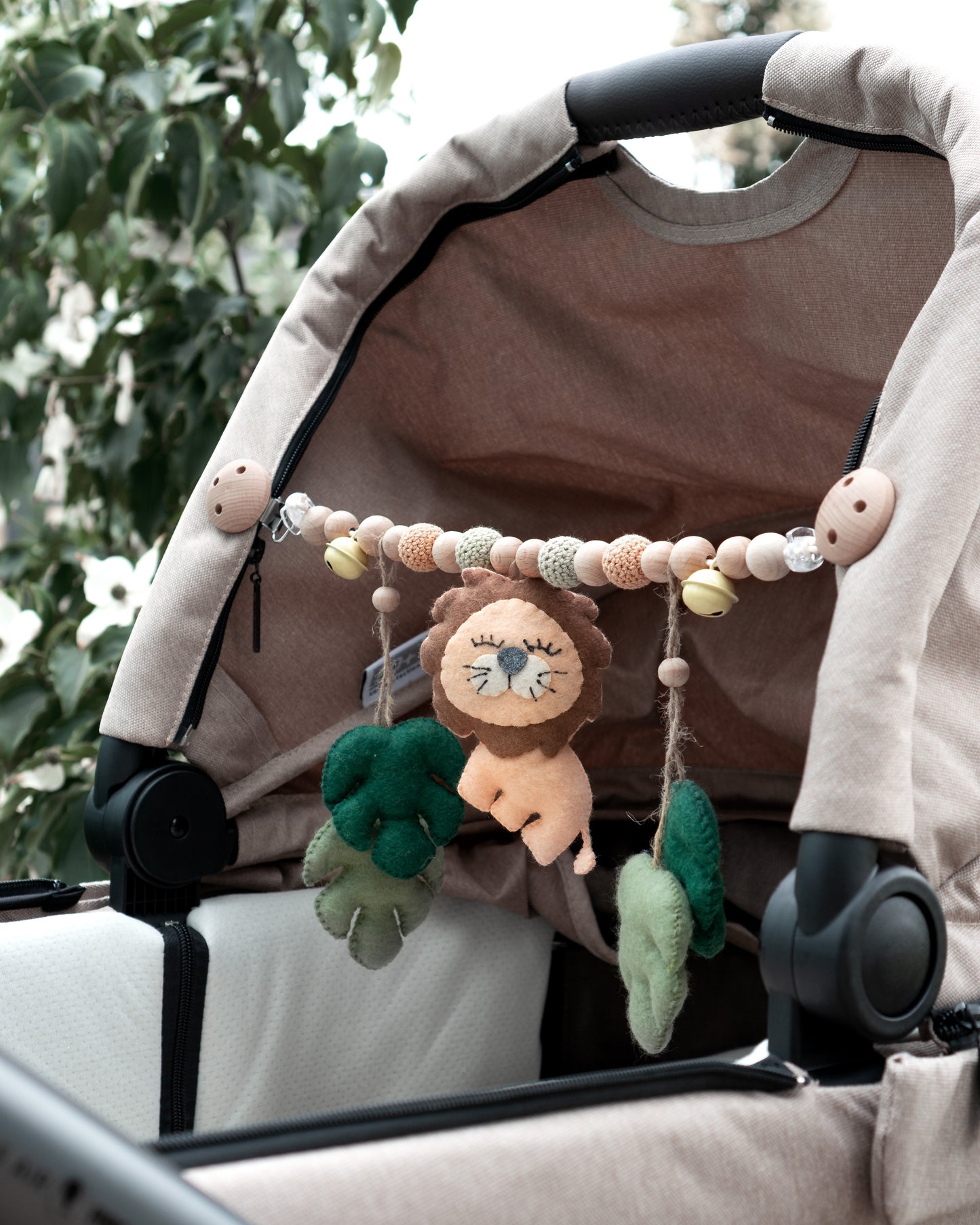 Kinderwagenkette - Löwe mit Blätter