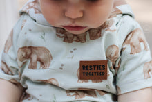 Lade das Bild in den Galerie-Viewer, Besties Together - Kunstleder Label

