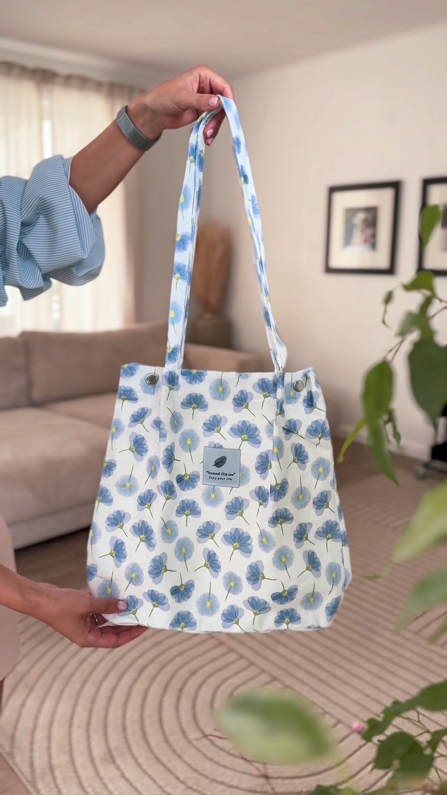 Stoffbeutel mit blauen Blumen