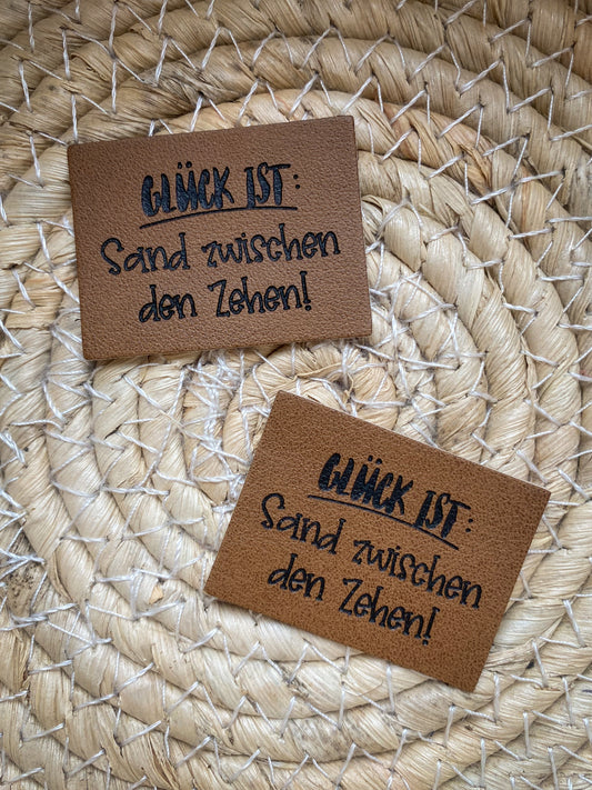 Glück ist - Sand zwischen den Zehen - Kunstleder Label