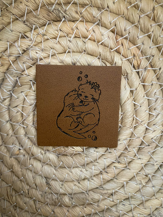 kuschelnde Otter - Kunstleder Label