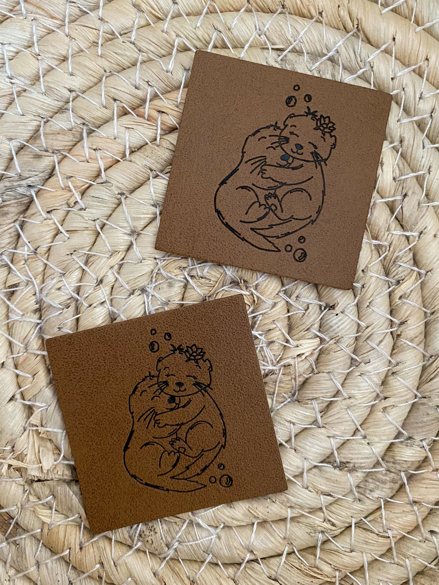 kuschelnde Otter - Kunstleder Label