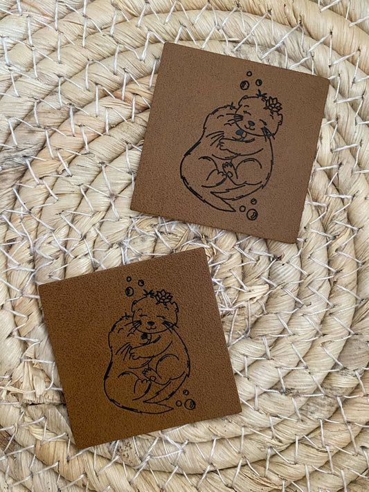 kuschelnde Otter - Kunstleder Label