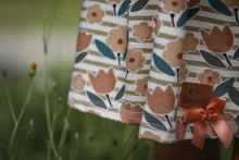 Lade das Bild in den Galerie-Viewer, Grow Up Flowers Stripes - Jersey
