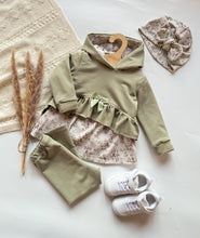 Lade das Bild in den Galerie-Viewer, Botanical Roses - Rib Jersey
