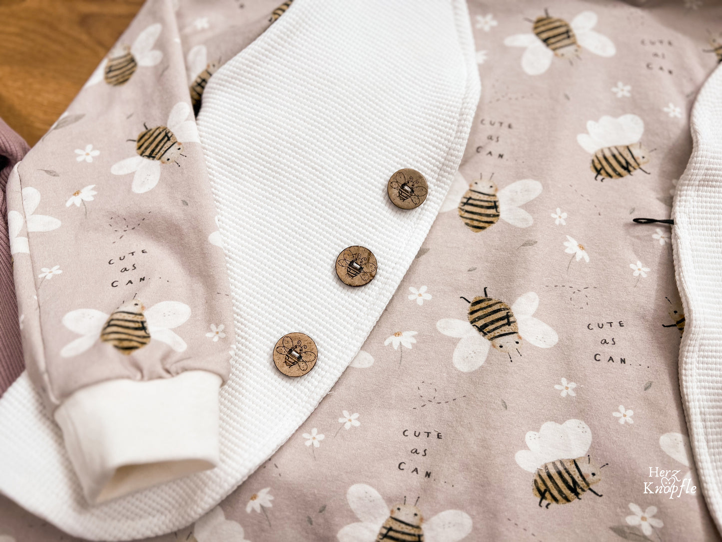 Knopf Cute Bee