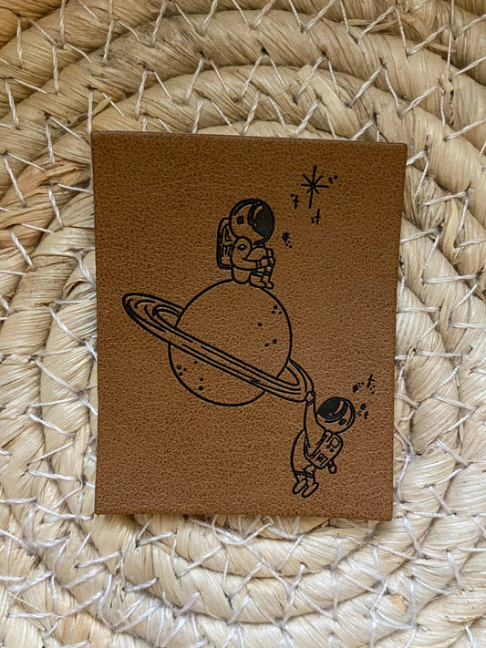 Astronaut & Planet - Kunstleder Label