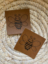 Lade das Bild in den Galerie-Viewer, Cute Bee - Kunstleder Label
