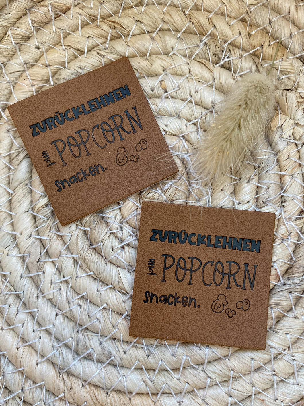 Zurücklehnen und Popcorn snacken - Kunstleder Label