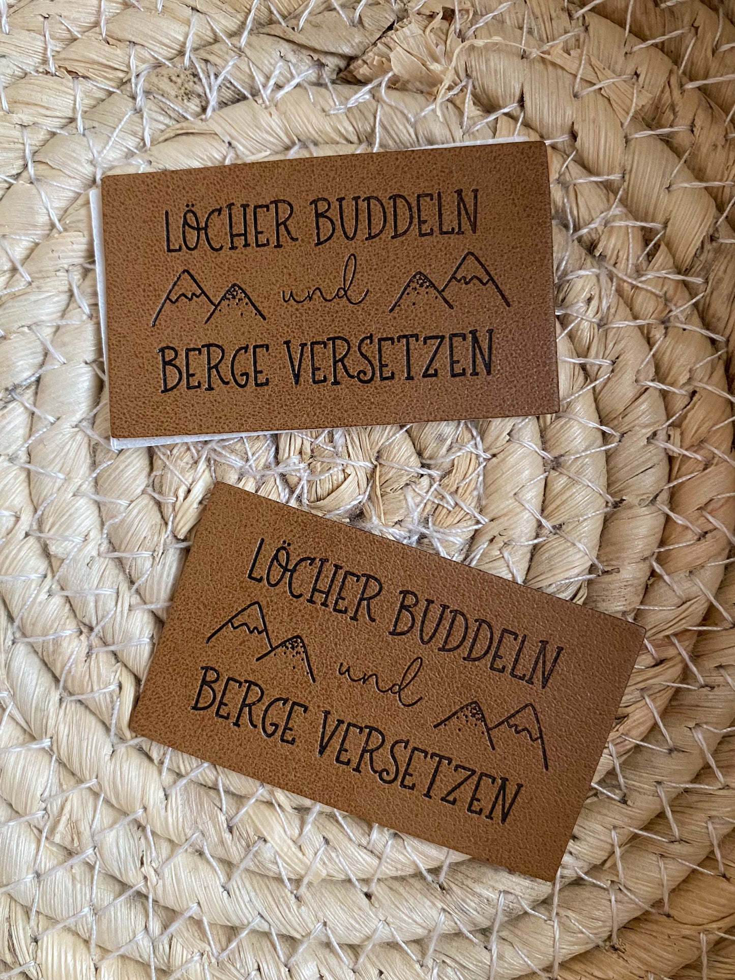Löcher Buddeln und Berge versetzen - Kunstleder Label