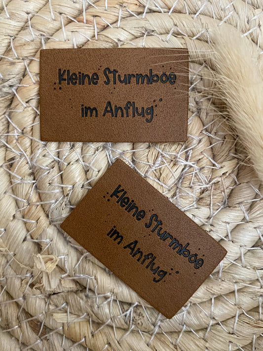 Kleine Sturmböe im Anflug - Kunstleder Label