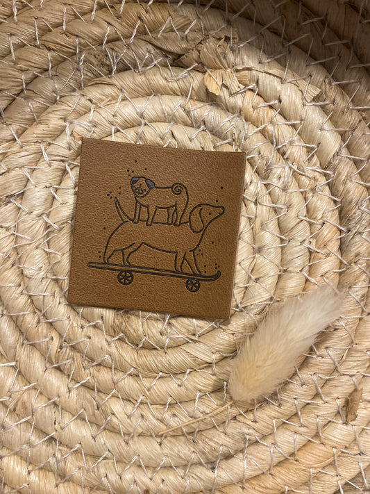Hunde auf Skateboard - Kunstleder Label