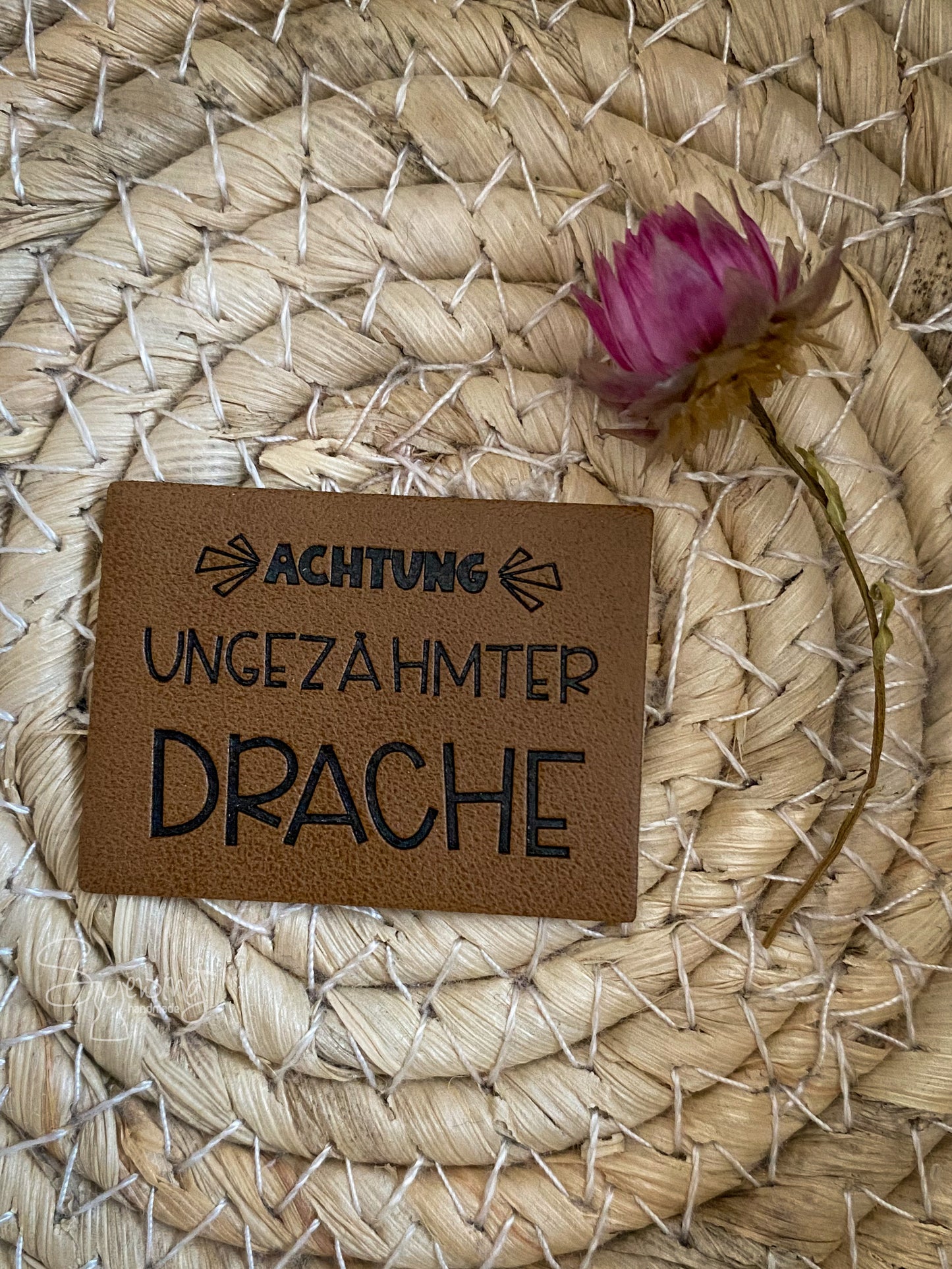 Achtung ungezähmter Drache - Kunstleder Label