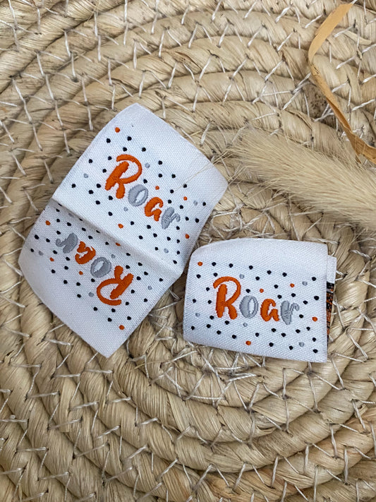 Roar & dots Label
