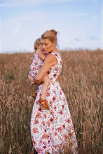Load image into Gallery viewer, Vintage Flowers white
