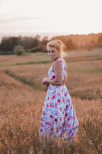 Load image into Gallery viewer, Vintage Flowers white
