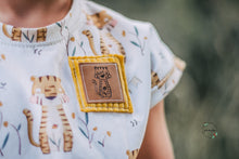 Lade das Bild in den Galerie-Viewer, Blooming Tiger Label
