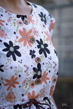 Load image into Gallery viewer, Flowers Maja (white)
