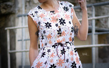 Load image into Gallery viewer, Flowers Maja (white)
