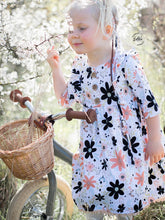 Load image into Gallery viewer, Flowers Maja (white)
