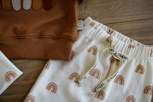Lade das Bild in den Galerie-Viewer, Rib Jersey cream mit Regenbogen in beige
